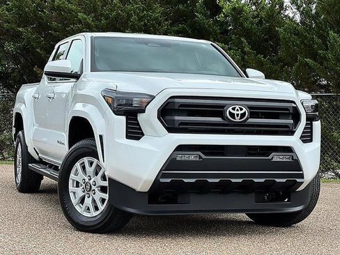 Used 2024 Toyota Tacoma SR5 AWD/4WD image 44