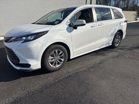 Used 2024 Toyota Sienna LE image 2