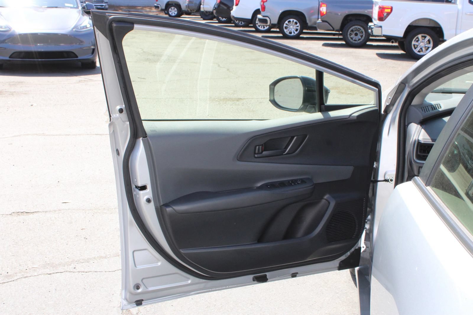 Used 2025 Toyota Prius LE FWD image 39