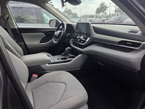 Used 2021 Toyota Highlander LE FWD image 19