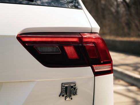 Used 2020 Volkswagen Tiguan SE w/ Panoramic Sunroof Package image 13