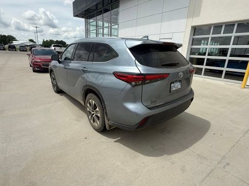 Used 2020 Toyota Highlander XLE AWD/4WD image 5