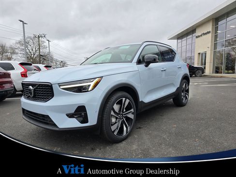 Used 2025 Volvo XC40 B5 Plus w/ Protection Package Premier image 4