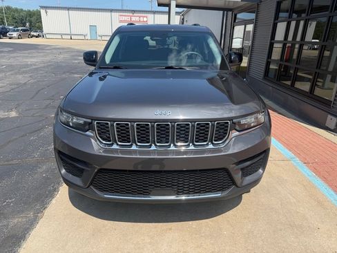 Used 2023 Jeep Grand Cherokee Laredo w/ Luxury Tech Group I AWD/4WD image 2