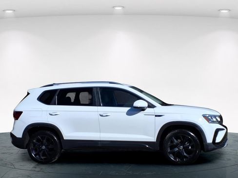 Used 2023 Volkswagen Taos SE image 2