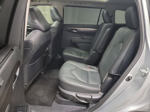 Used 2020 Toyota Highlander Platinum image 28
