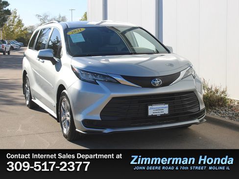 Used 2021 Toyota Sienna LE w/ Protection Package (TMS) image 3