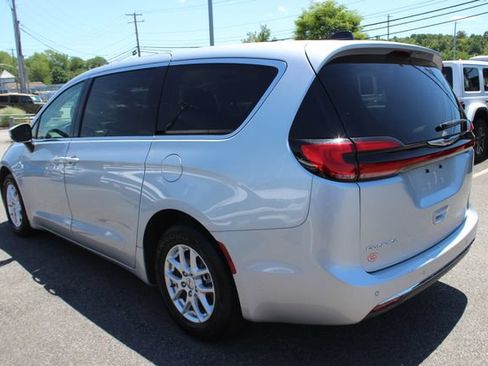 Used 2023 Chrysler Pacifica Touring-L FWD image 26