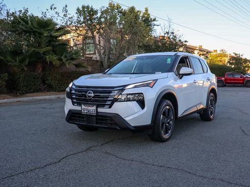 Used 2025 Nissan Rogue SV image 8