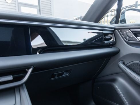 Certified 2025 Porsche Macan 4 Electric image 27