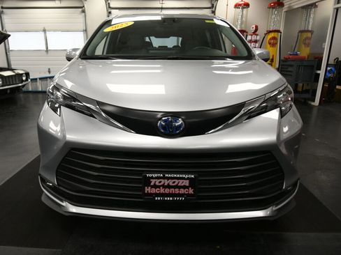 Certified 2025 Toyota Sienna XLE FWD image 3