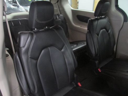 Used 2023 Chrysler Pacifica Touring-L FWD image 27