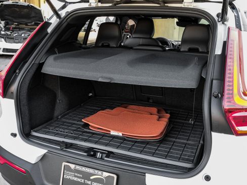 Used 2021 Volvo XC40 T4 R-Design image 57