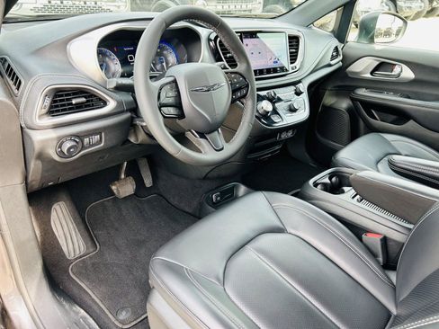 Used 2023 Chrysler Pacifica Touring-L w/ S Appearance Package FWD image 14