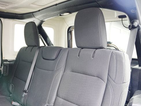 Used 2020 Jeep Wrangler Unlimited Sahara image 13