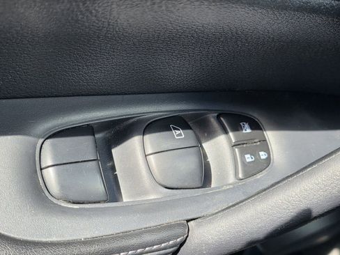 Used 2019 Nissan Rogue SL AWD/4WD image 12