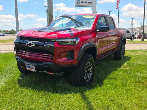 Used 2025 Chevrolet Colorado ZR2 w/ Technology Package AWD/4WD image 7