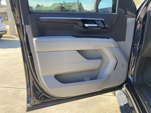 Used 2025 Chevrolet Tahoe Z71 w/ Comfort Package image 13