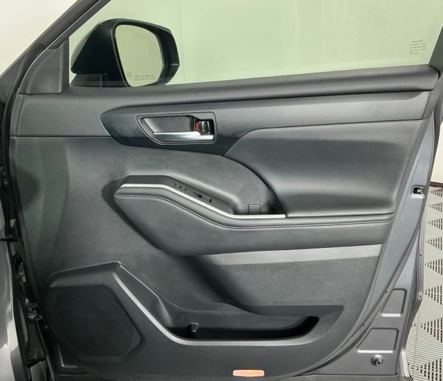 Used 2022 Toyota Highlander XSE FWD image 26