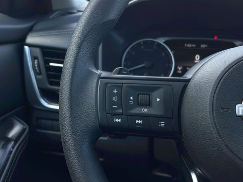 Used 2024 Nissan Rogue SV image 11