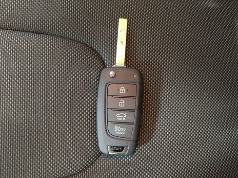 Used 2025 Hyundai Elantra SE FWD image 32