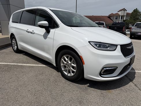 Used 2023 Chrysler Pacifica Touring-L FWD image 8