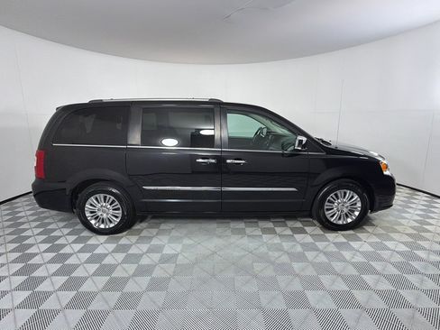 Used 2016 Chrysler Town & Country Limited FWD image 4