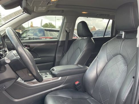 Used 2022 Toyota Highlander Platinum image 9