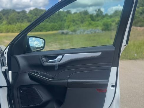 Used 2024 Ford Escape Platinum image 21