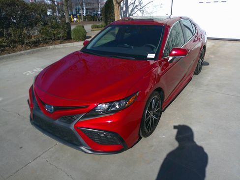 Used 2022 Toyota Camry SE image 5