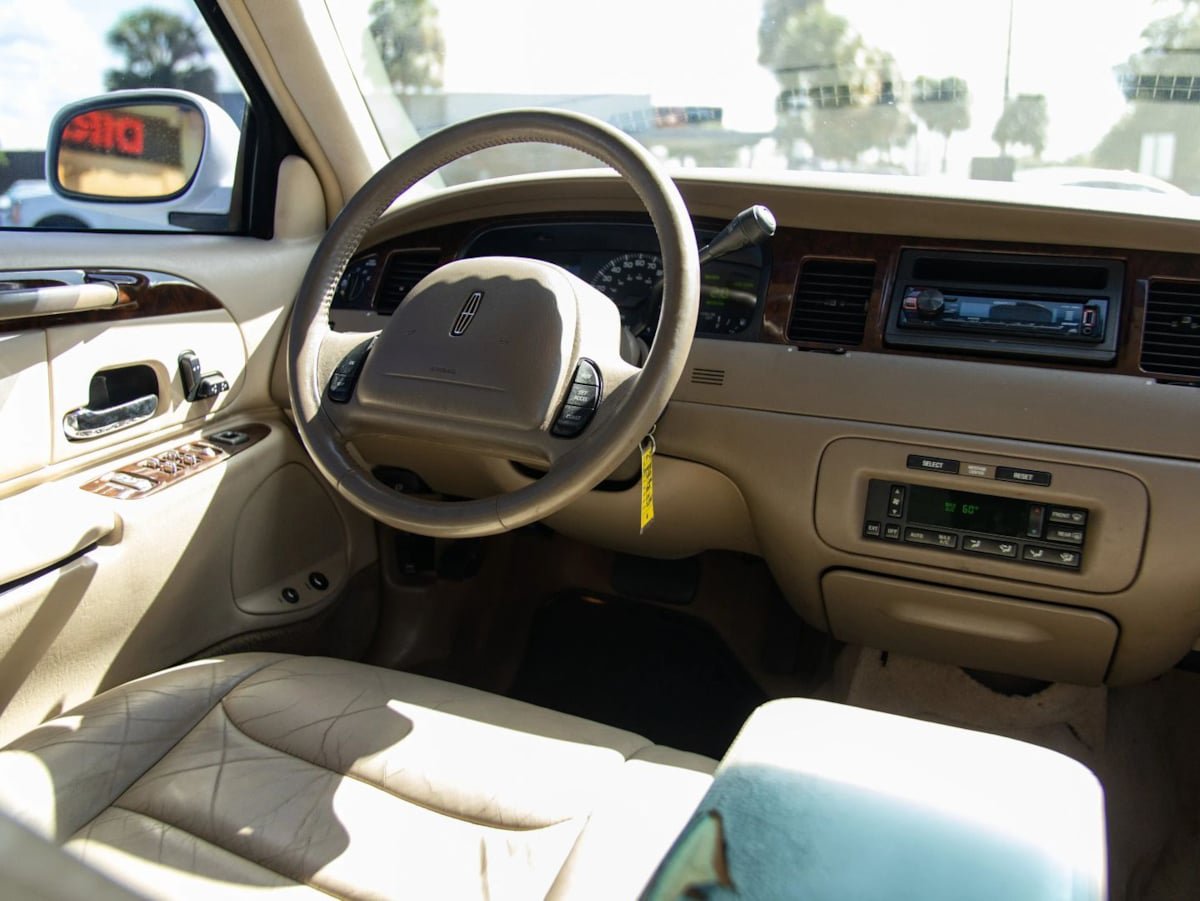 Used 2000 Lincoln Town Car Executive RWD image 30