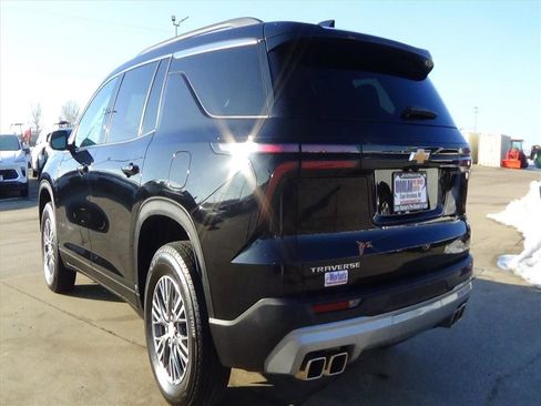 Used 2025 Chevrolet Traverse LT image 8