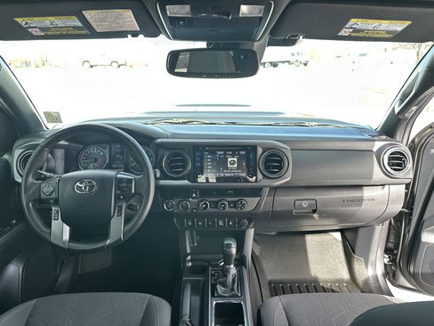 Used 2018 Toyota Tacoma TRD Sport w/ Technology Package image 30