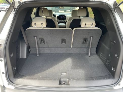 Used 2022 Chevrolet Traverse LT FWD image 40