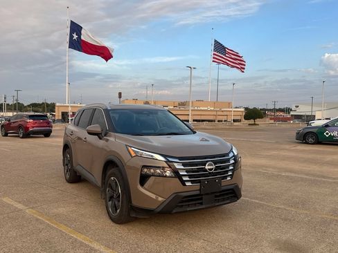 Used 2024 Nissan Rogue SV w/ SV Premium Package AWD/4WD image 2