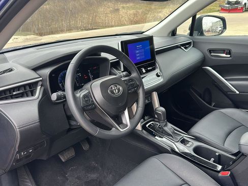 Used 2025 Toyota Corolla Cross XLE image 13