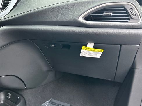 New 2026 Chrysler Pacifica Select image 31