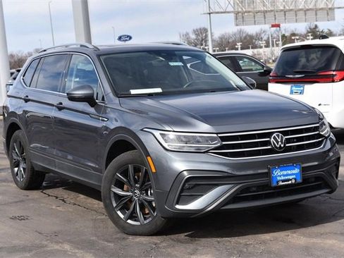 Certified 2024 Volkswagen Tiguan SE image 2