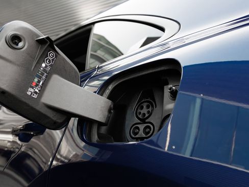 Certified 2025 Porsche Macan 4S Electric AWD/4WD image 29