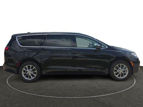 Used 2023 Chrysler Pacifica Touring-L AWD/4WD image 7