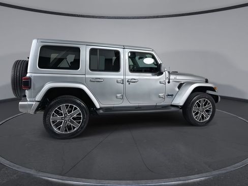 Used 2022 Jeep Wrangler Unlimited Sahara AWD/4WD image 9