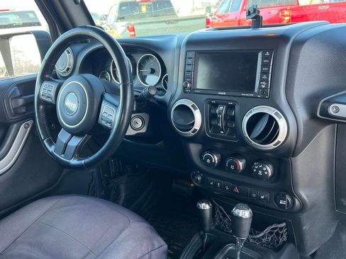 Used 2014 Jeep Wrangler Unlimited Sahara w/ Connectivity Group image 17