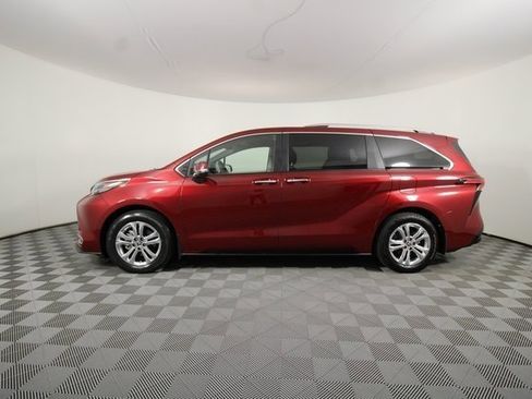 Used 2024 Toyota Sienna Platinum image 2
