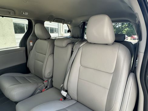 Used 2020 Toyota Sienna XLE FWD image 36