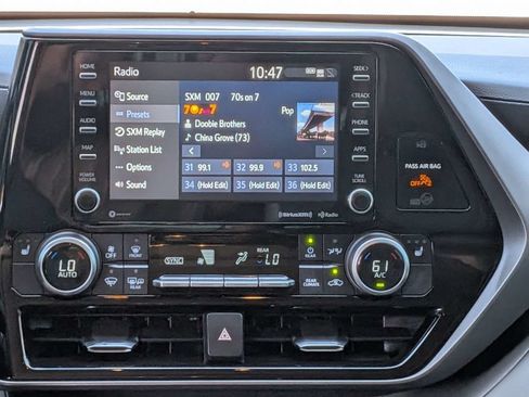 Used 2022 Toyota Highlander XLE FWD image 21