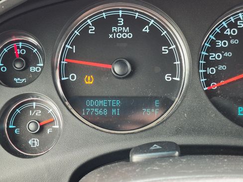 Used 2009 Chevrolet Suburban 2500 LS w/ Skid Plate Package AWD/4WD image 19