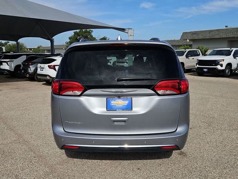 Used 2020 Chrysler Pacifica Touring-L Plus w/ Tire & Wheel Group FWD image 7