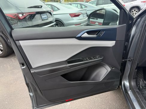 Certified 2022 Volkswagen Taos SE image 17