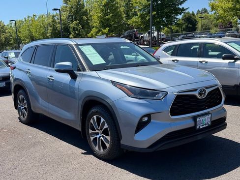 Used 2021 Toyota Highlander XLE AWD/4WD image 2
