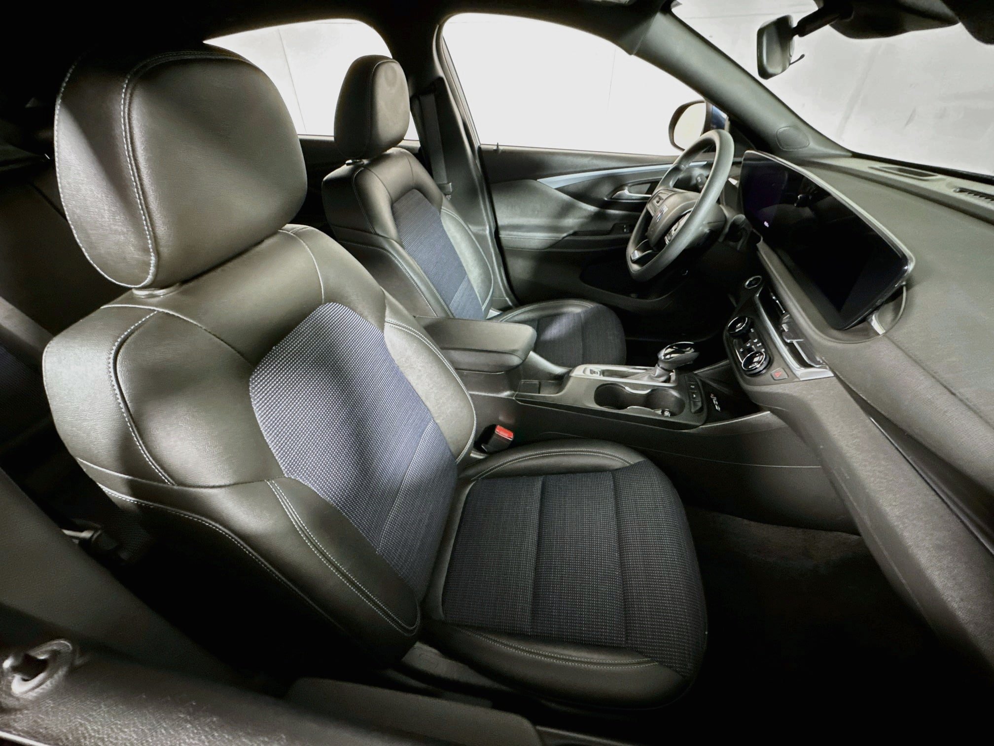 Used 2025 Buick Envista Preferred w/ Convenience II Package FWD image 26